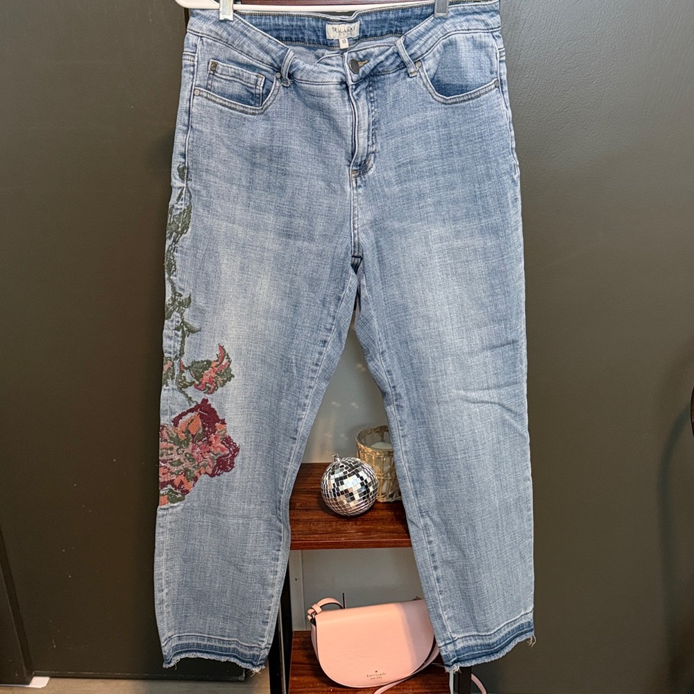 Tru Luxe Jeans Light Blue Cropped with Floral Design